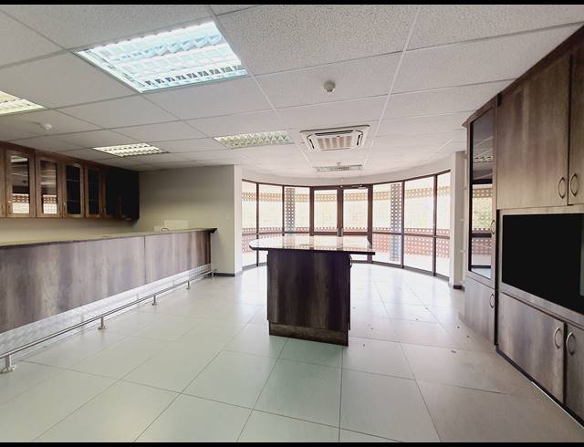 3,230M² BUSINESS TO LET IN VORNA VALLEY